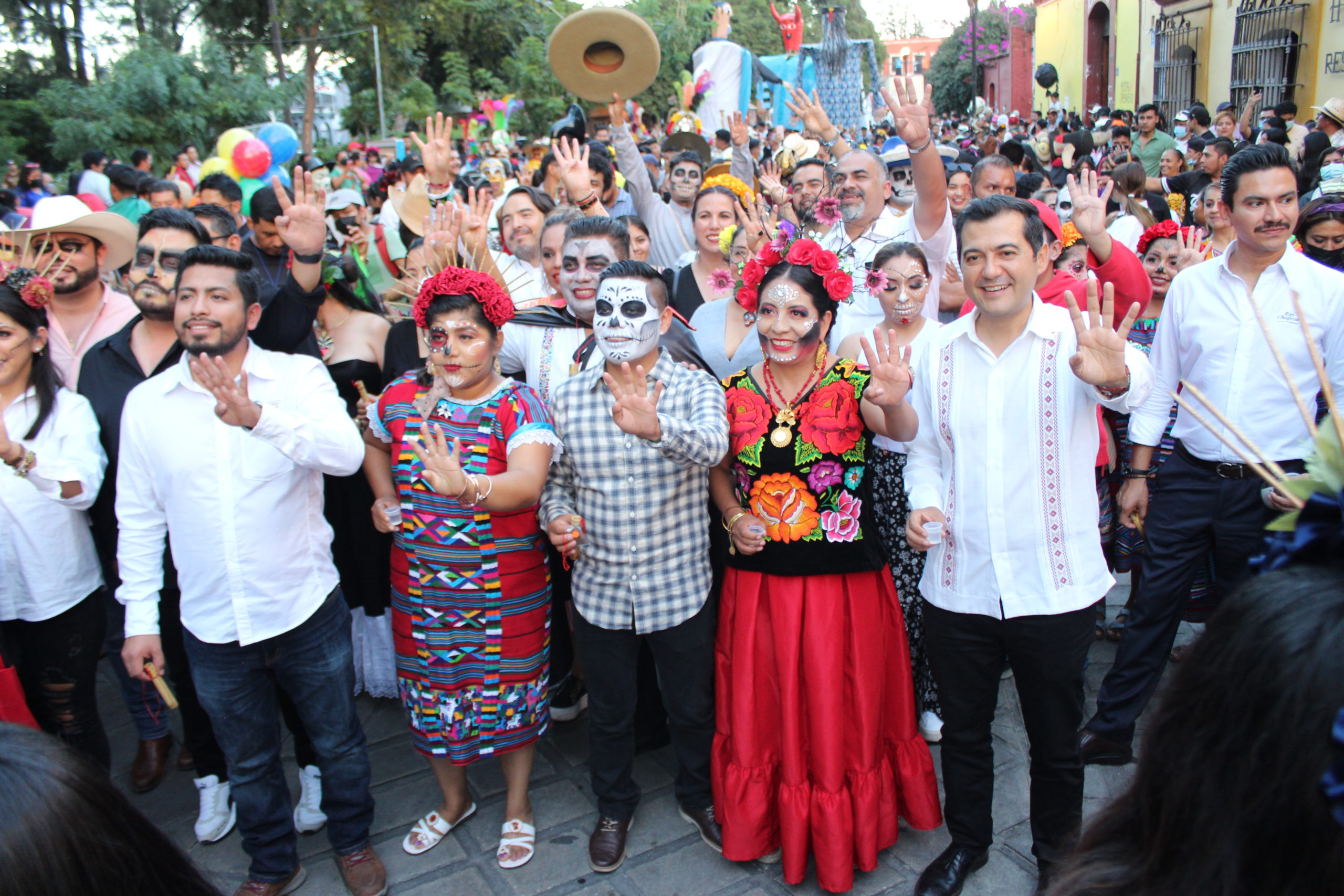 FOTOGALERÍA – Celebremos nuestras tradiciones; morena celebra el Día de muertos con tradicional comparsa.