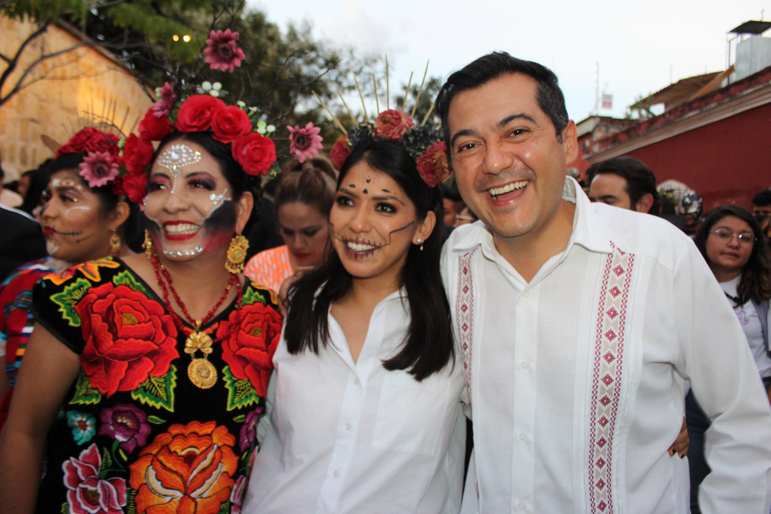 morena Oaxaca celebra el Día de muertos con tradicional comparsa.